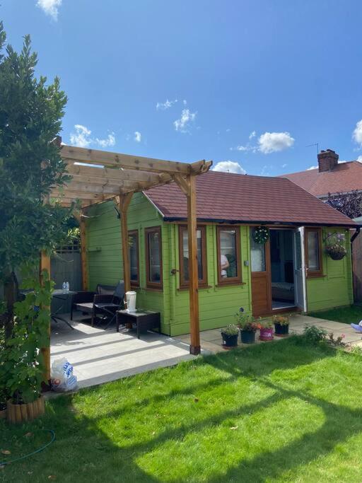 Charming Private Guest House Enfield Exterior foto